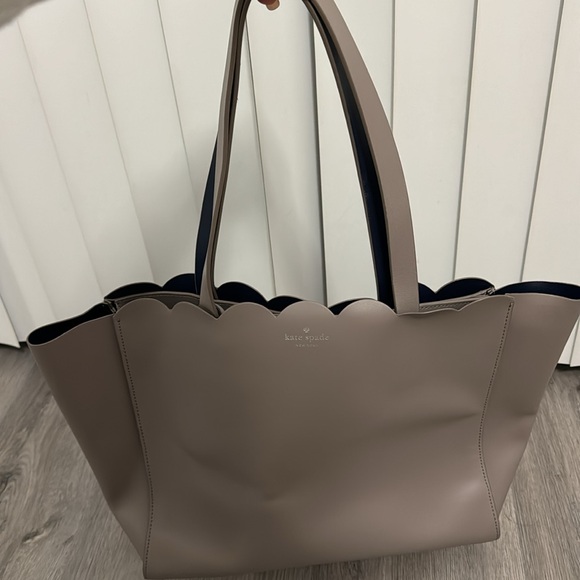 It’s an amazing size, that fit a lot of stuff. Is in excellent condition - Picture 3 of 4